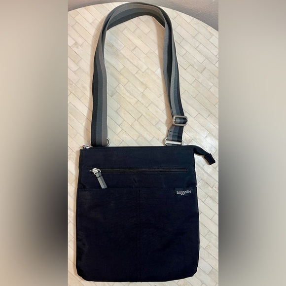 Baggallini Handbags - Baggallini Black and Gray Crossbody Bag